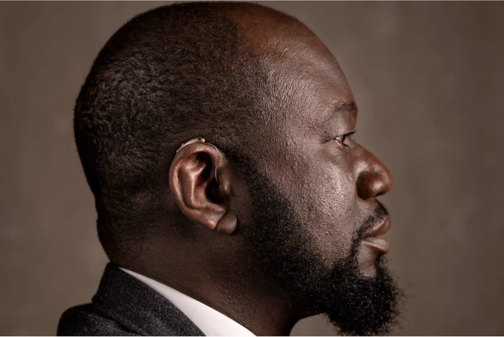 Paciente redescobrindo os sons da vida com reabilitação auditiva especializada